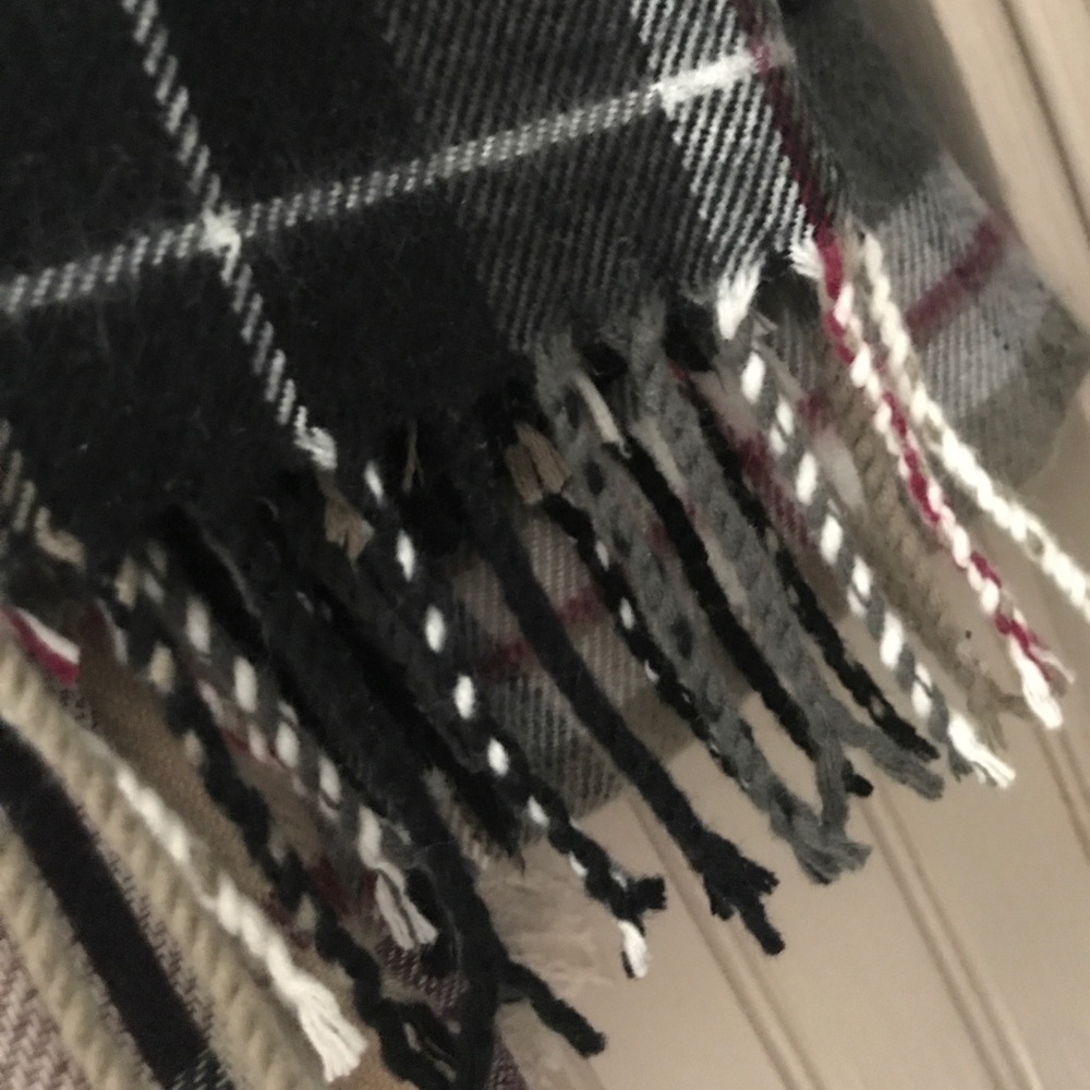 🆕 NWOT David & Young 'Softer Than Cashmere' Scarf - Picture 5 of 5