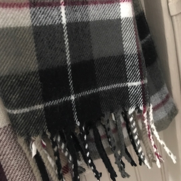 🆕 NWOT David & Young 'Softer Than Cashmere' Scarf - Picture 4 of 5