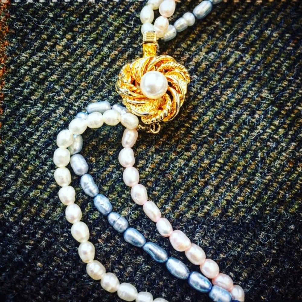 Small pearl beads. Necklace. Gold tone clasp.