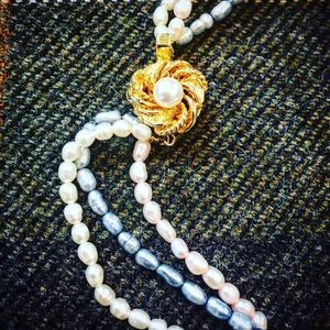 Small pearl beads. Necklace. Gold tone clasp.