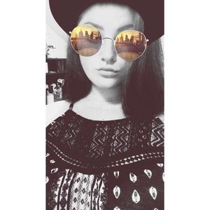 Meet your Posher, Phoebe