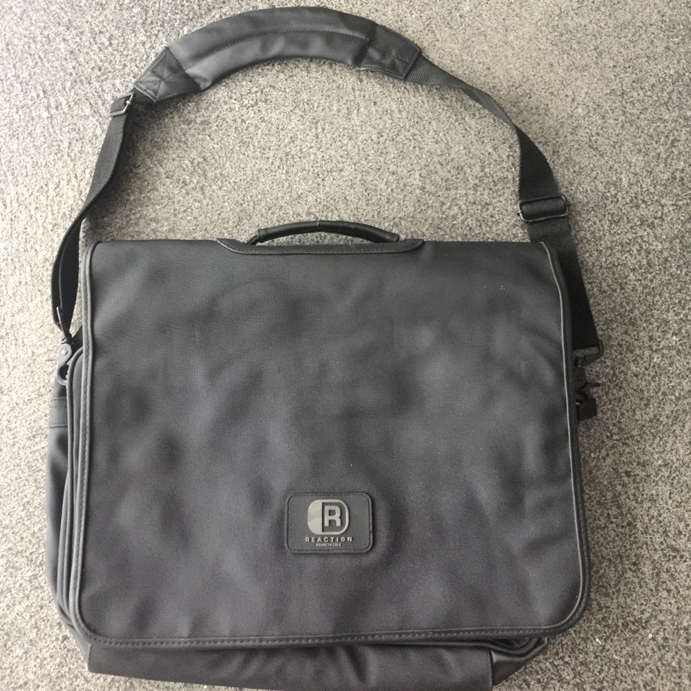 Kenneth Cole Reaction nylon messenger bag - Picture 1 of 5