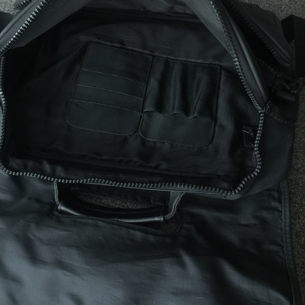Kenneth Cole Reaction nylon messenger bag - Picture 4 of 5