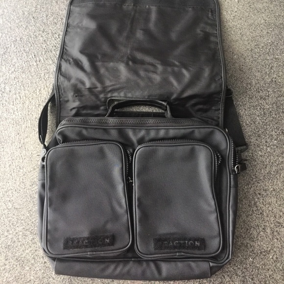 Kenneth Cole Reaction nylon messenger bag - Picture 2 of 5