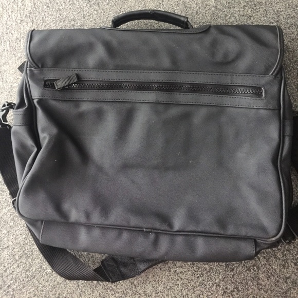 Kenneth Cole Reaction nylon messenger bag - Picture 3 of 5