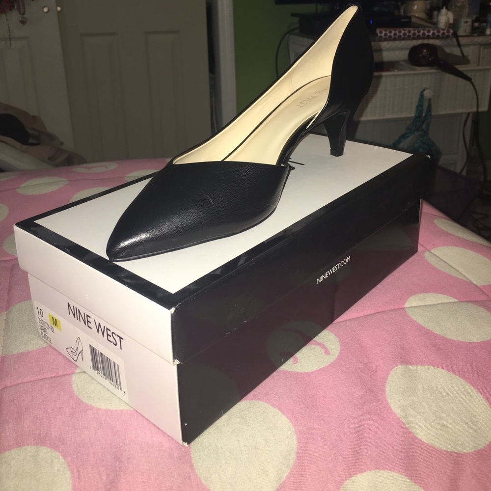 NINE WEST SIZE 10 BLACK HEELS (heel size short)