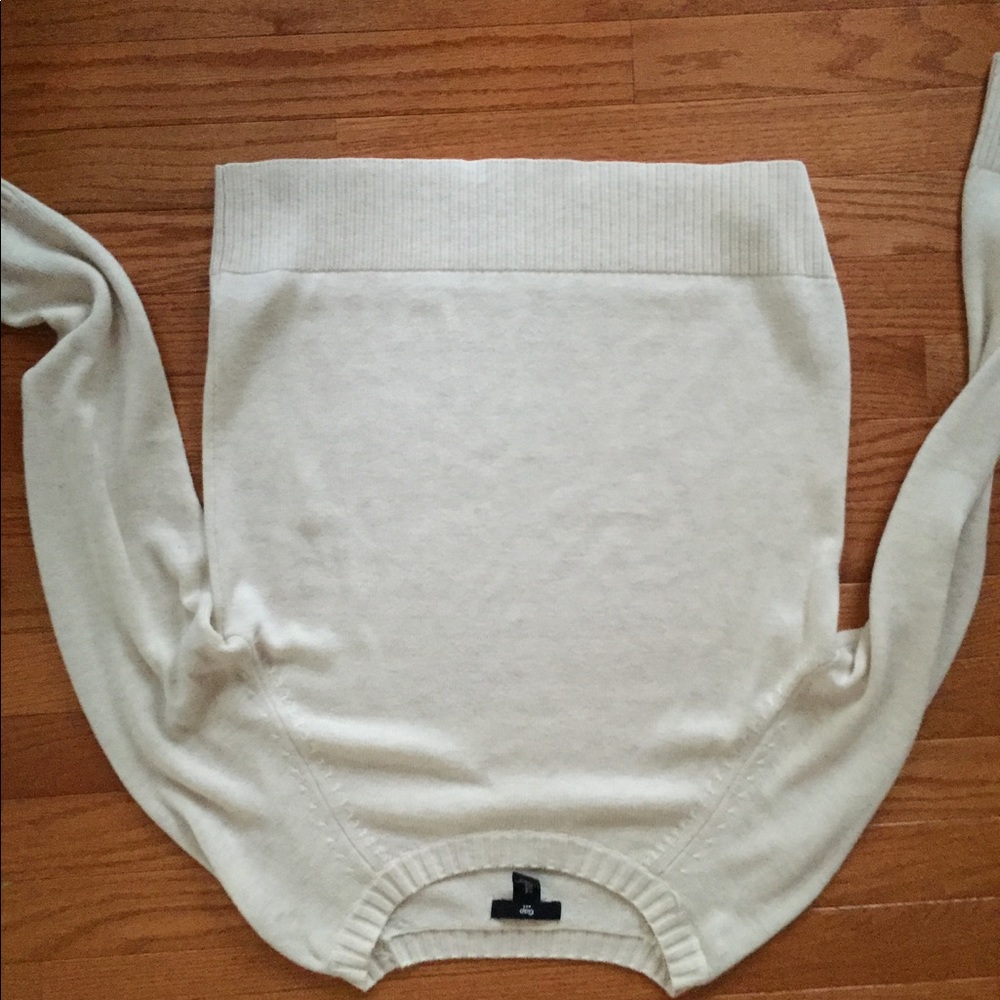 Gap sweater