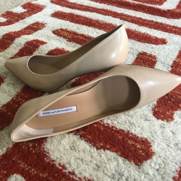 Diane Von Furstenberg "Olee" Tan Leather Pump - Picture 2 of 8