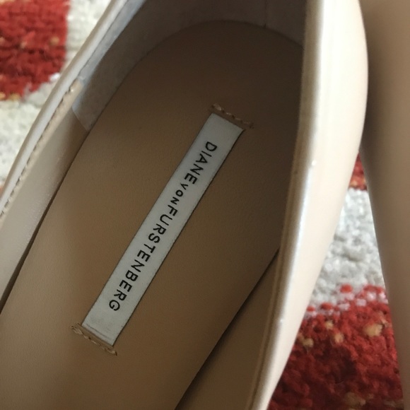 Diane Von Furstenberg "Olee" Tan Leather Pump - Picture 3 of 8