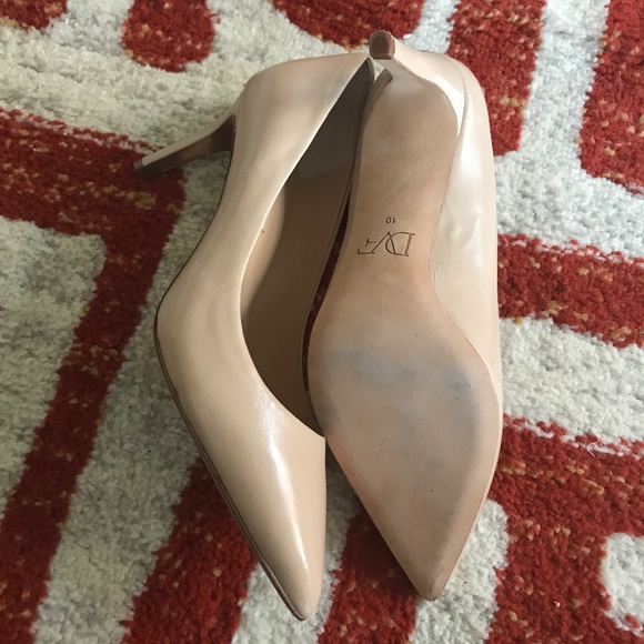 Diane Von Furstenberg "Olee" Tan Leather Pump - Picture 6 of 8