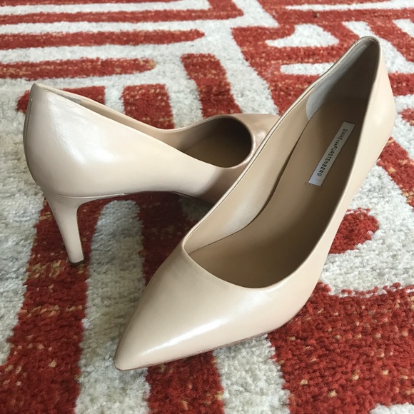 Diane Von Furstenberg "Olee" Tan Leather Pump - Picture 7 of 8