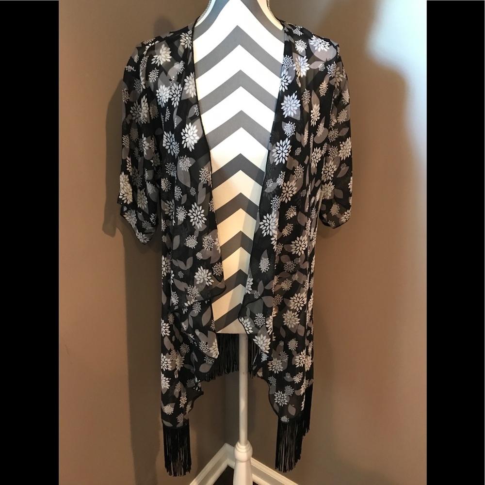 Lularoe small Monroe Kimono