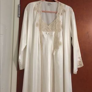 Pretty off white night gown and robe set