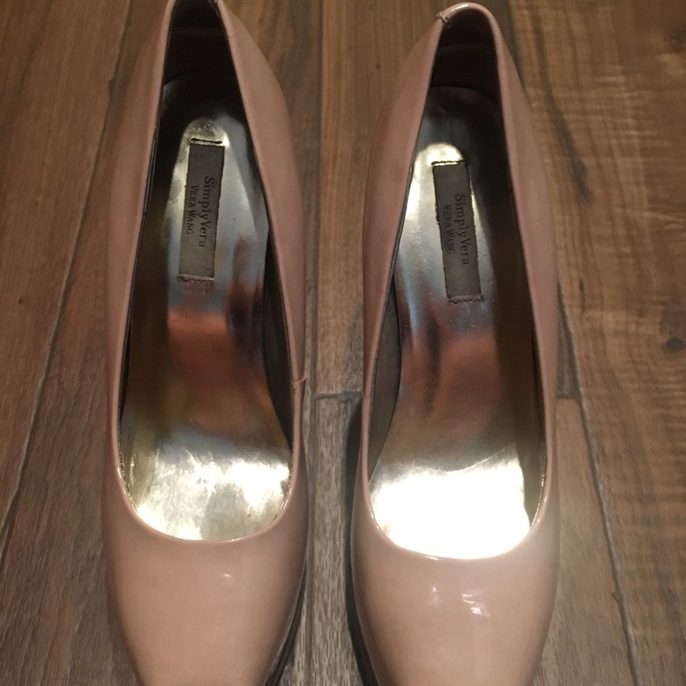 "Simply Vera" Vera Wang Nude Pumps
