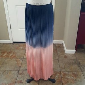 Pleated long skirt