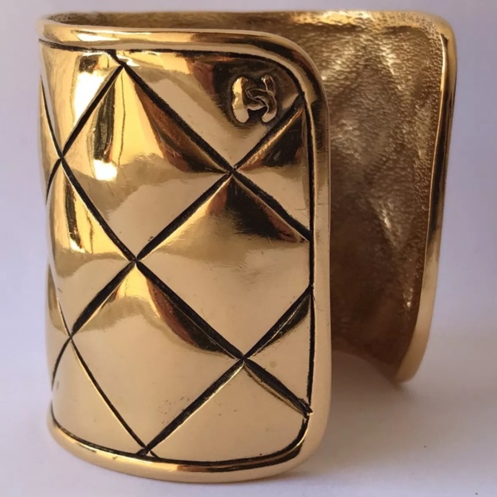 AUTHENTIC CLASSIC CHANEL MATELASSE CUFF- 24kt GOLD PLATED - Picture 2 of 10