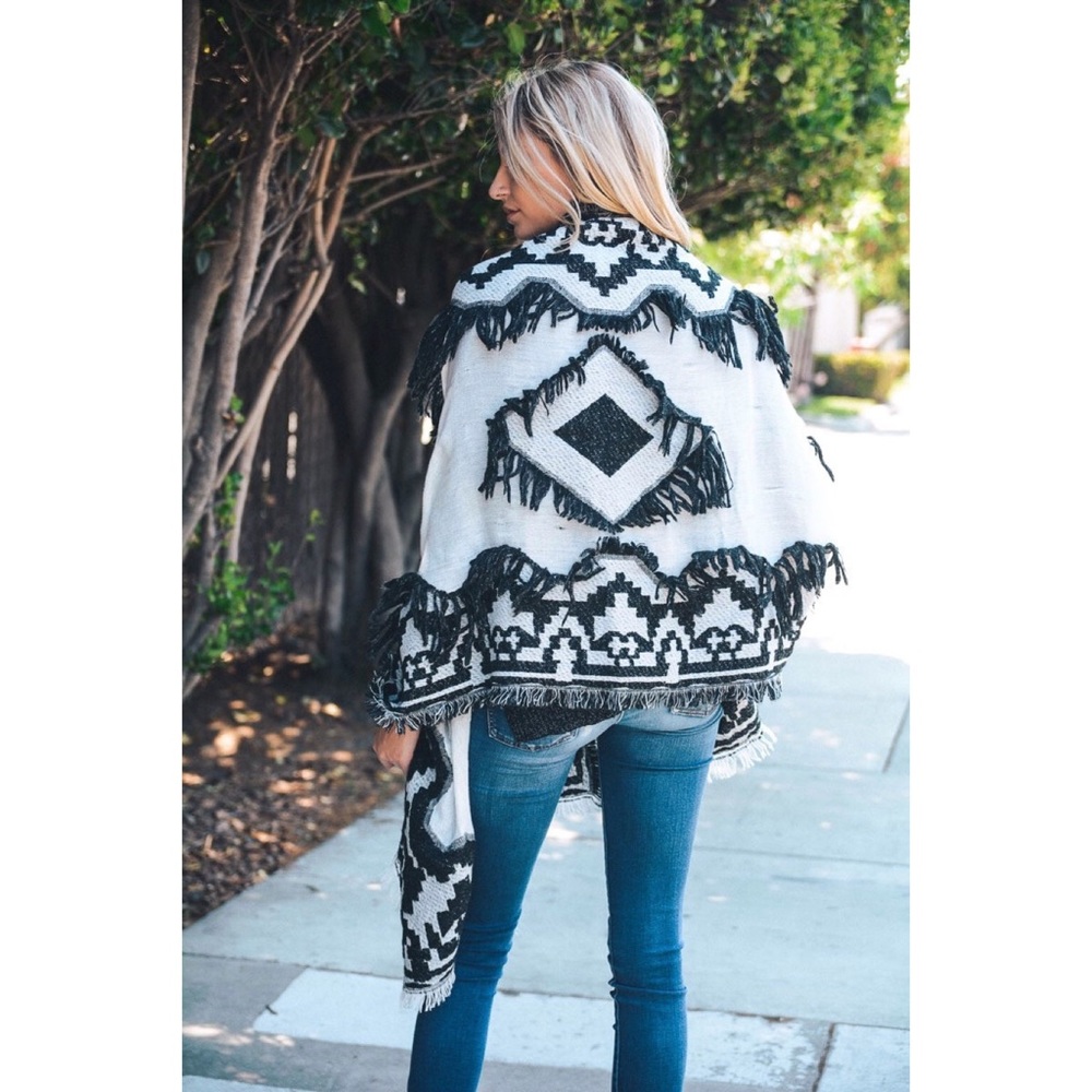 Here❣️Black and White Aztec Scarf with Frayed Edge - Picture 3 of 4
