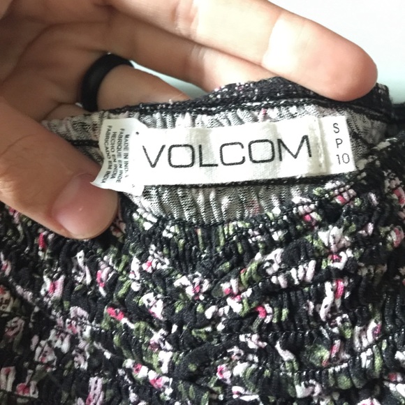 Volcom crop top! 🌻 - Picture 2 of 3