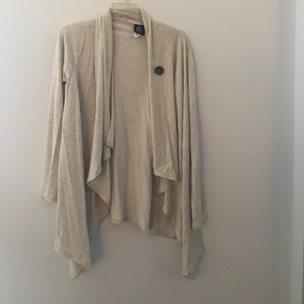 Cream shall/cardigan with button