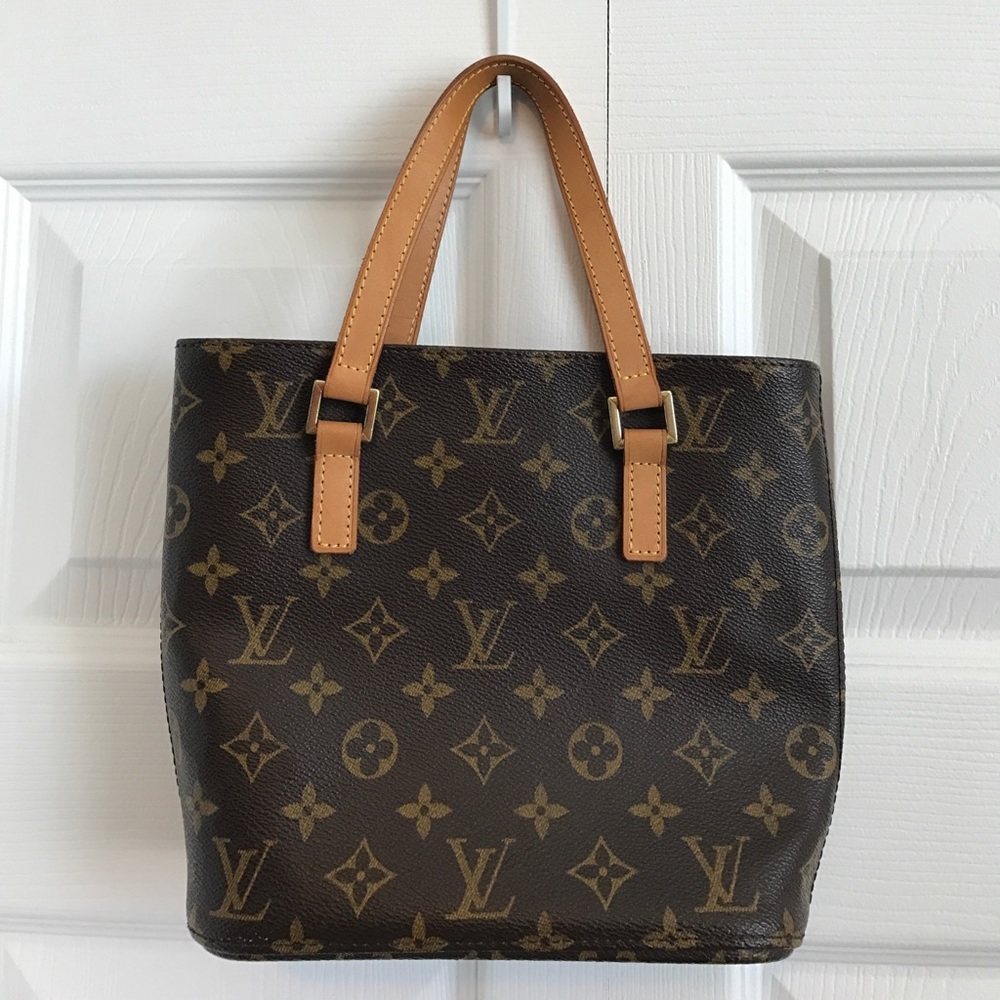 This authentic LOUIS VUITTON Vavin PM Bag