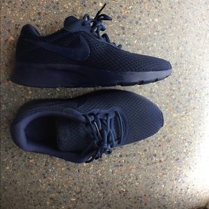 NIKE TANJUN SIZE 9.5 U.S 💫💫🐙
