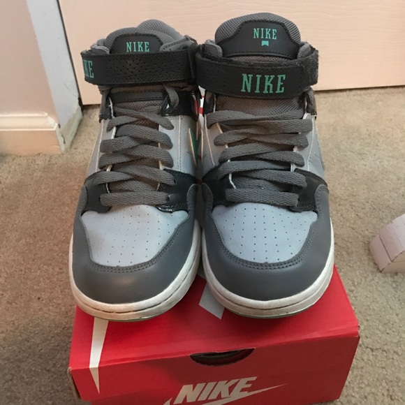 🎉 Nike Sneakers SALE 🎉 - Picture 2 of 3