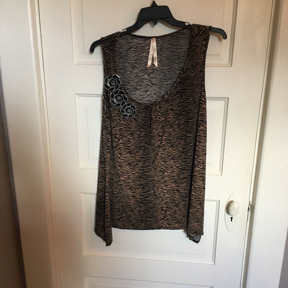 Sleeveless zebra top with zipper rose detail