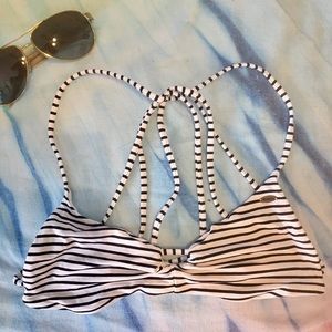 Striped & strappy black and white bikini top ☀️