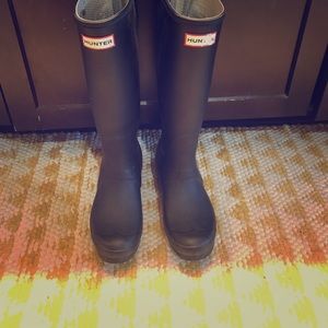 Gently used matte hunter boots