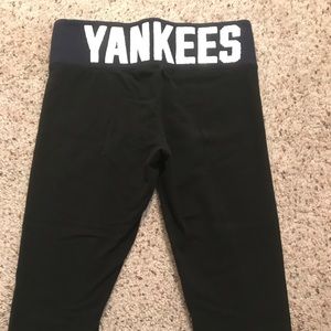 💕Vs pink New York Yankees Capri yoga pants💕