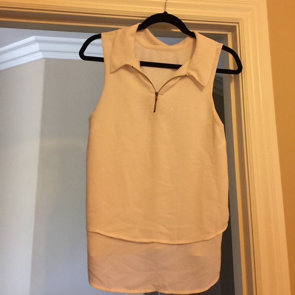 Sleeveless blouse with collar.