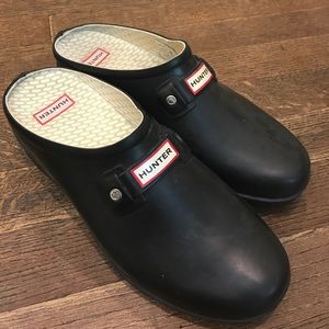 Hunter black rubber clogs