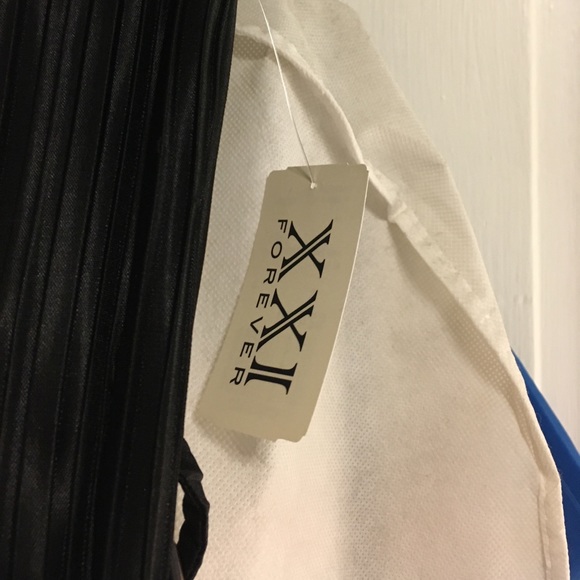 Black pleated maxi dress - Picture 3 of 3