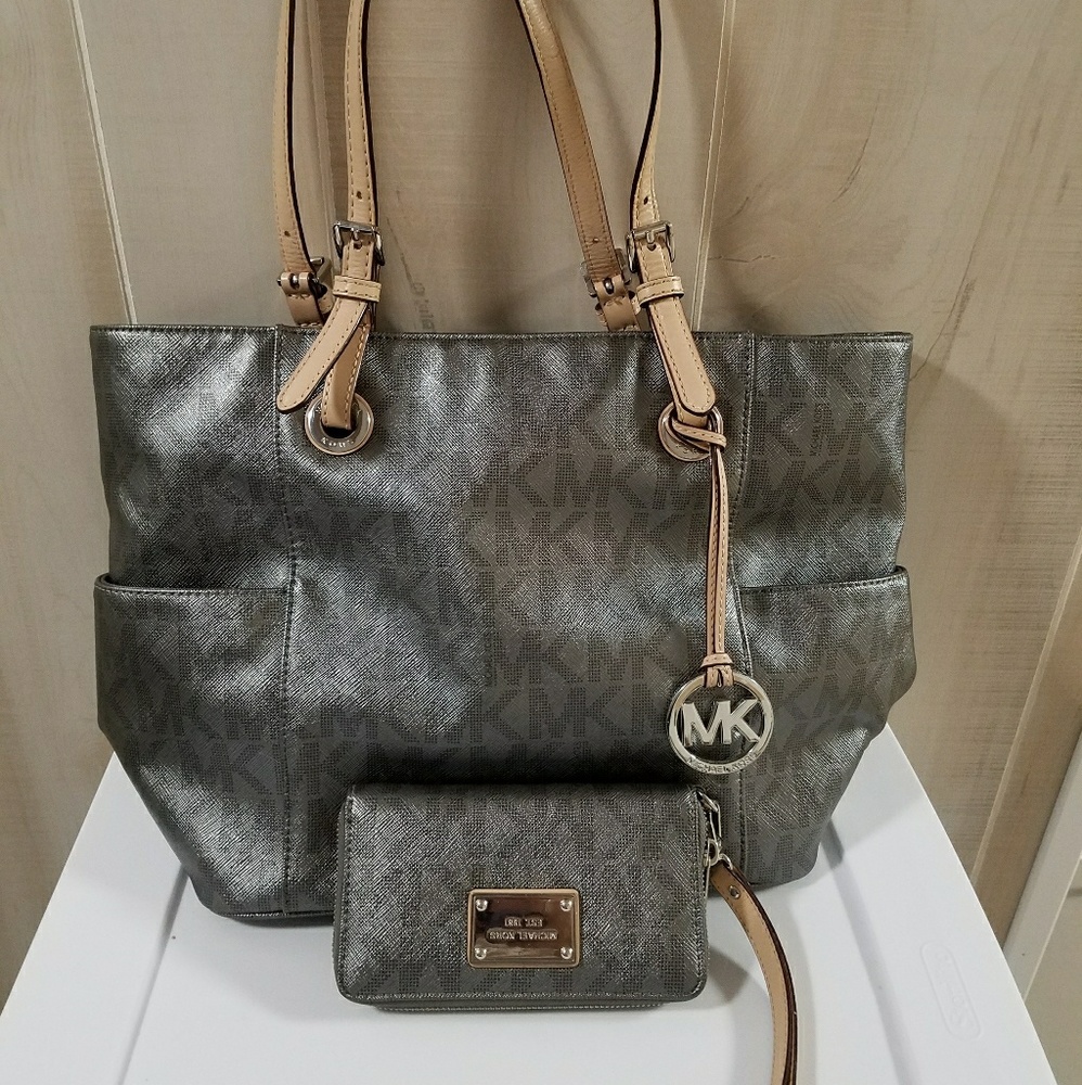 48 HRS ONLY💫 Michael Kors Bag and Wristlet💫