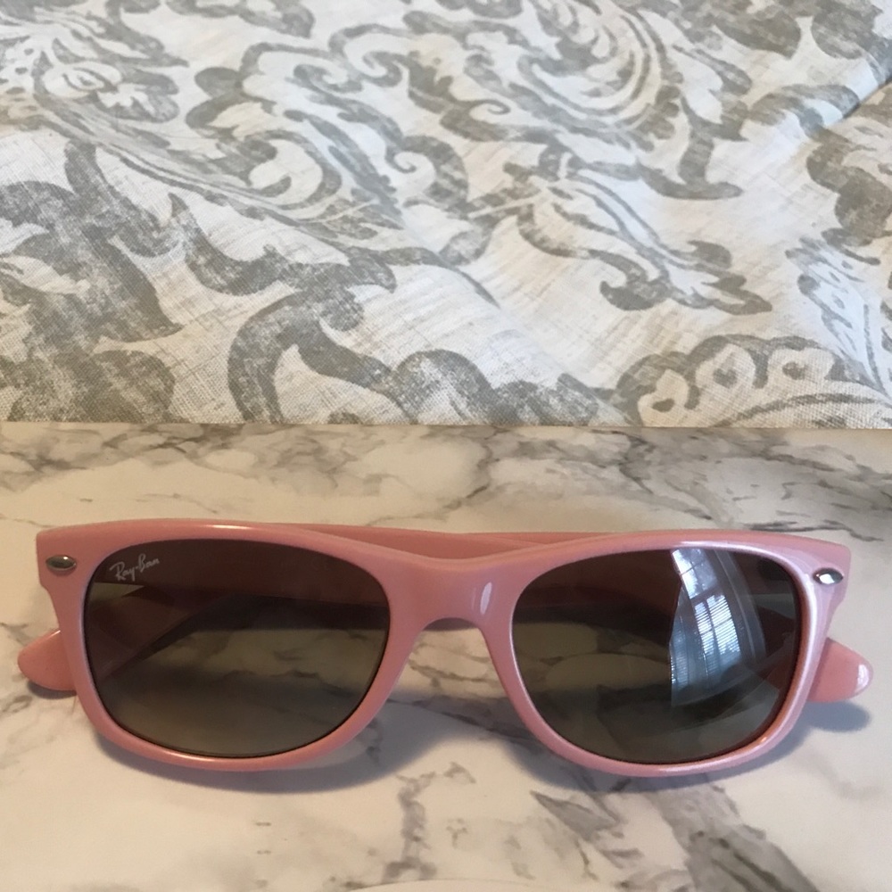 Pink Ray-Ban "new wayfarer"