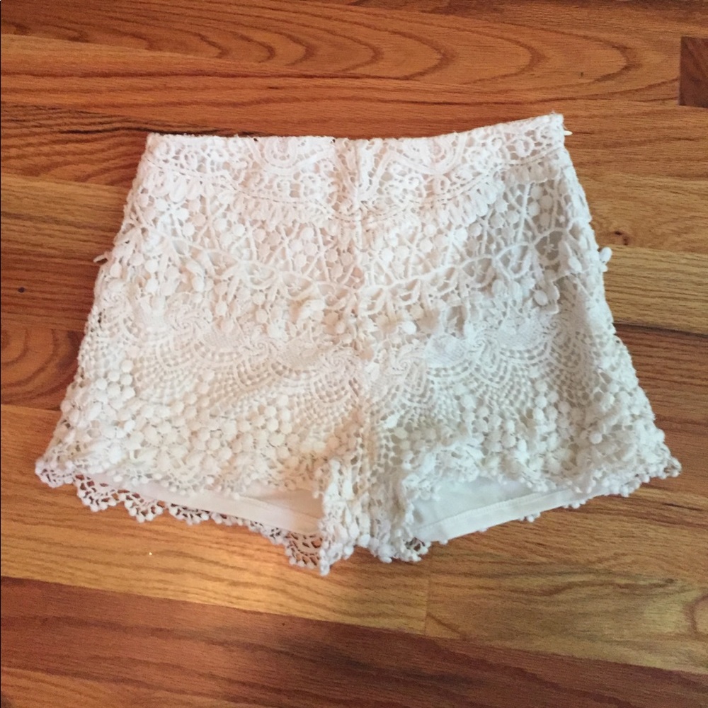 Lace cream shorts