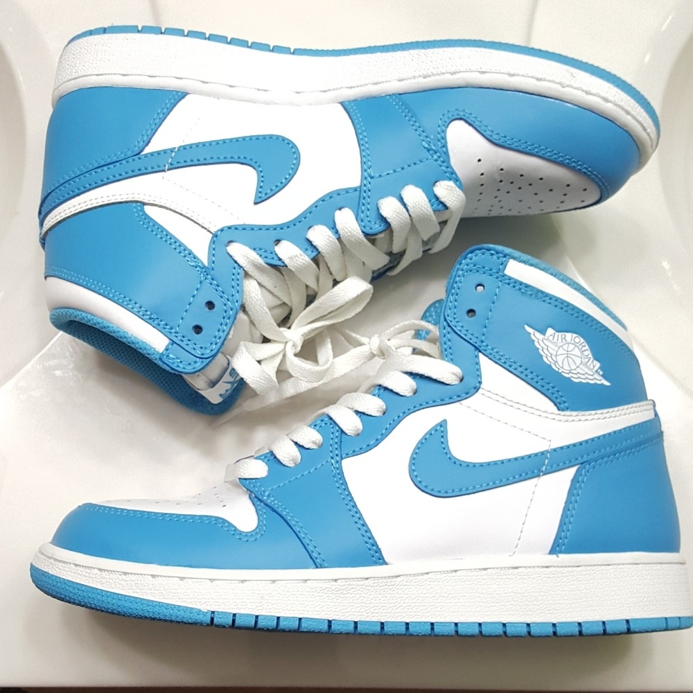 Nike air Jordan retro 1s UNC