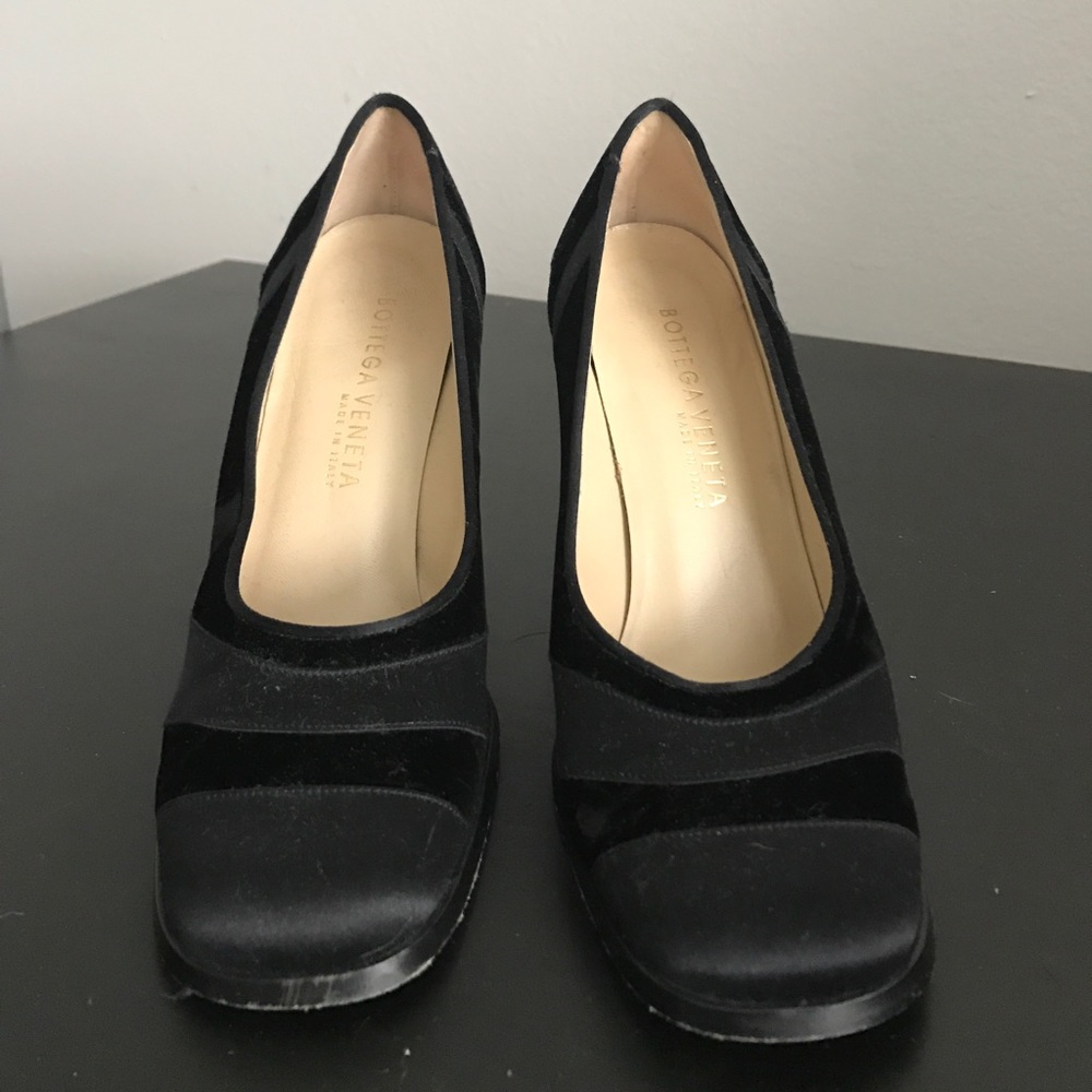 Bottega Veneta round toe heel with velvet