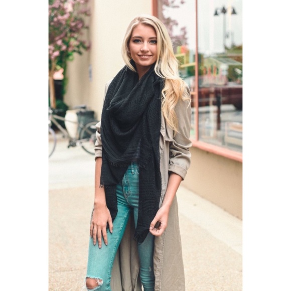 New❣️Black Frayed Edge Scarf - Picture 2 of 3