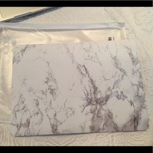 MacBook Air 13 in marble case