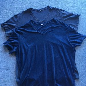 2 Lululemon Men's v-neck tshirt