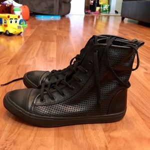 🎸like new Black Shellys London  Leather snicker🎸