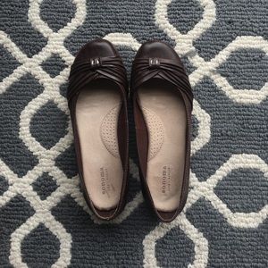 Adorable brown flats
