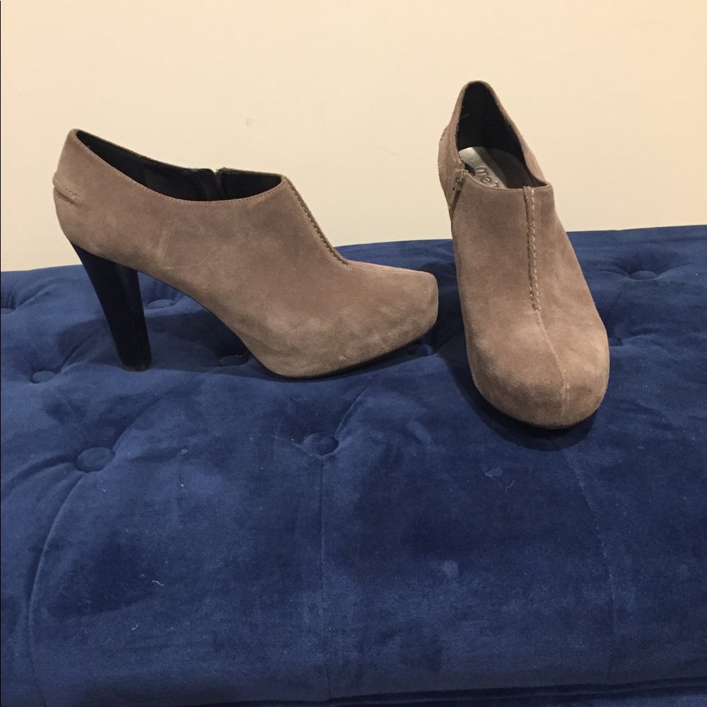 Like new Taupe ankle boots, suede
