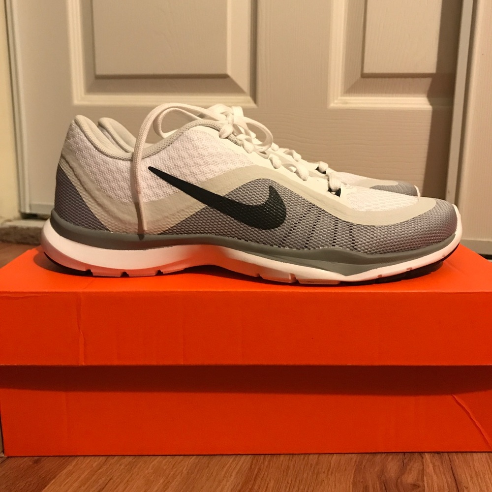 Women's Size 7 Nike Flex Trainers 6