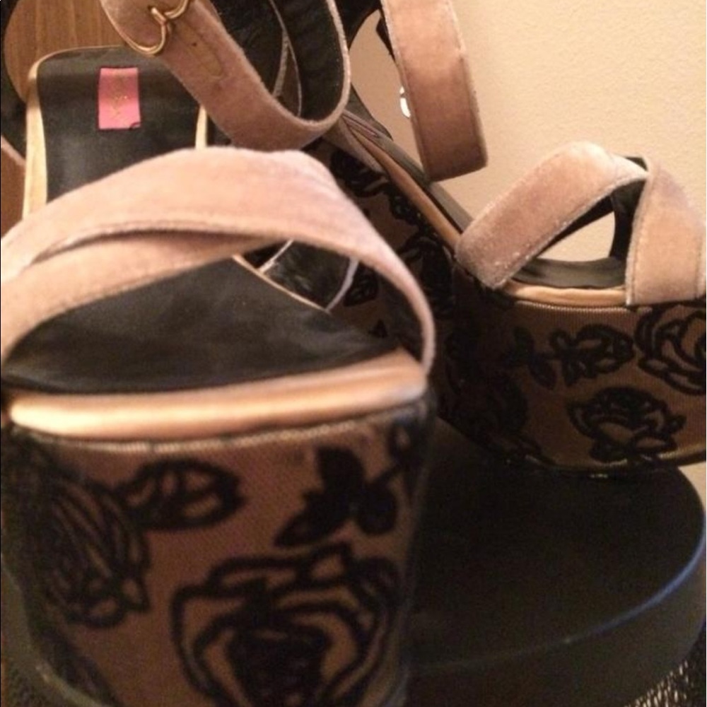 Betsey Johnson ivory black rose velvet Platform heels wedge sandals vintage sexy - Picture 4 of 4