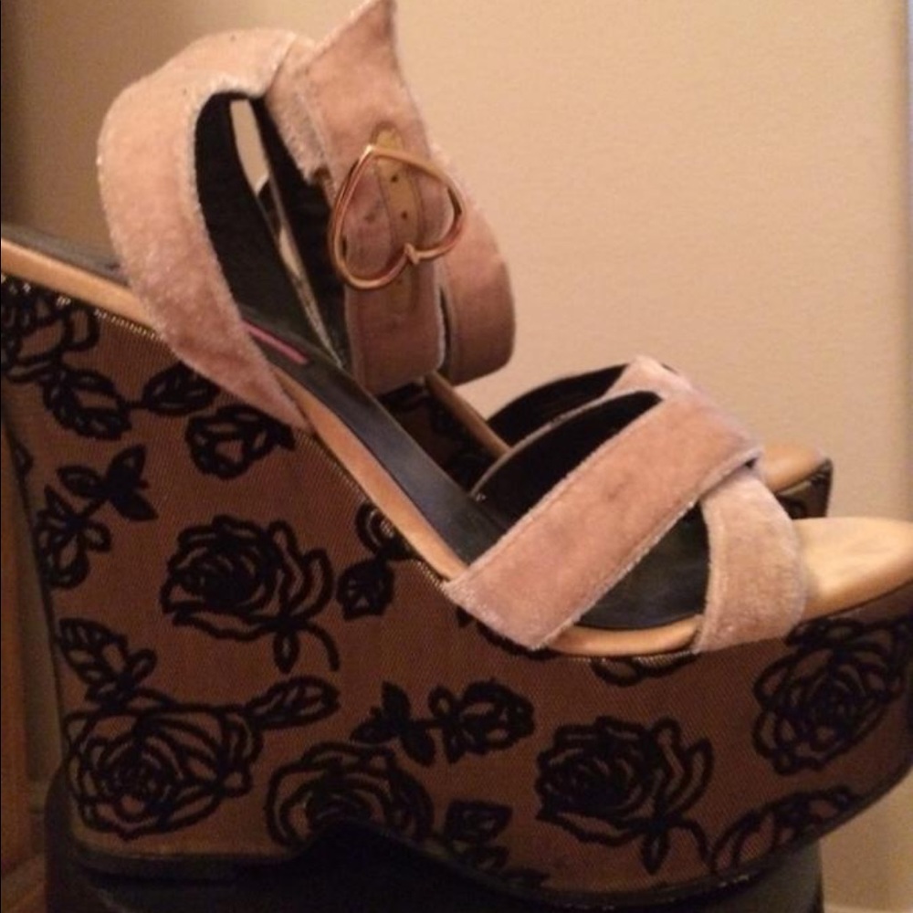Betsey Johnson ivory black rose velvet Platform heels wedge sandals vintage sexy - Picture 1 of 4