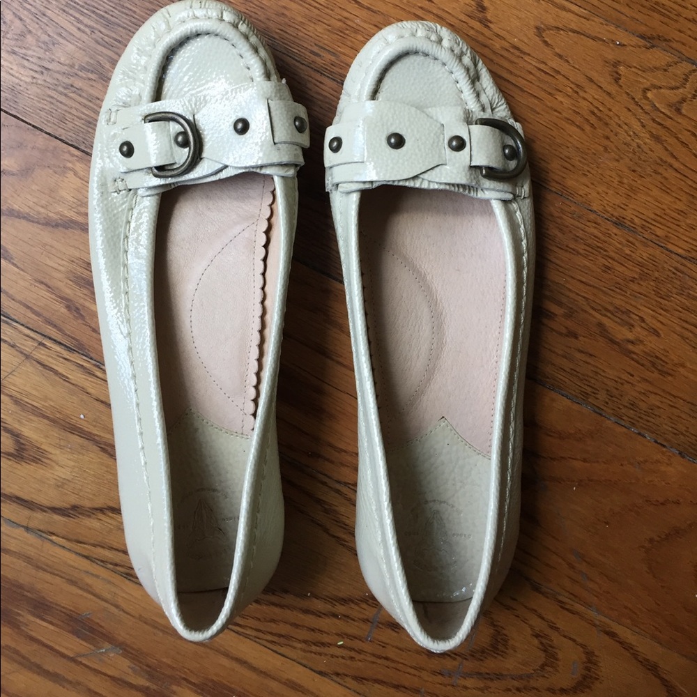Frye flats in ivory size 8.5 M