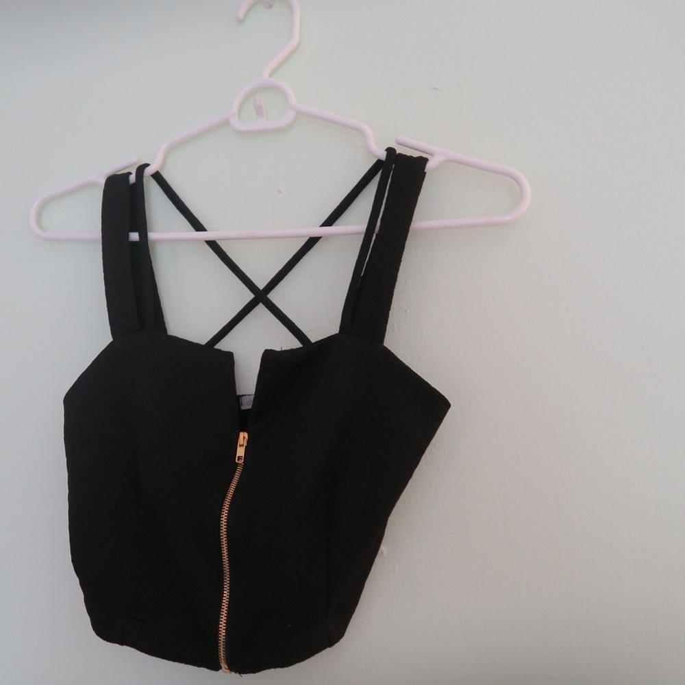 Black zipper crop