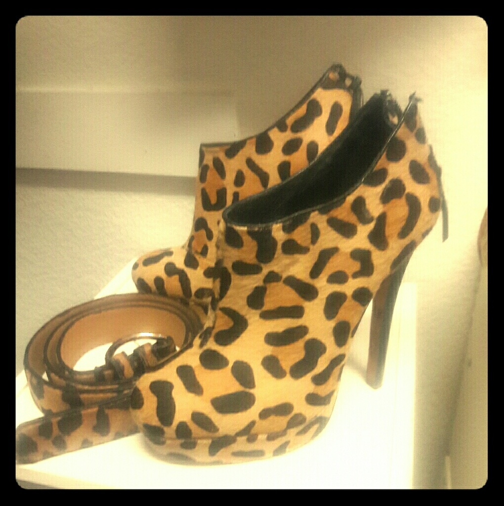 House of Harlow Cheetah booties